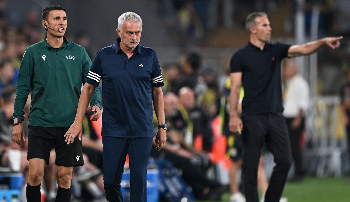 Pelatih Fenerbahce, Jose Mourinho (tengah) memberikan instruksi kepada pemainnya dalam laga leg kedua putaran ketiga kualifikasi Liga Champions 2025/2026 melawan Feyenoord di Fenerbahçe Sükrü Saracoglu Sport Complex, Istanbul, Turki, Selasa (12/08/2025) waktu setempat. (AFP/Ozan Kose)