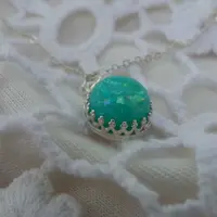 Tak cuma dari ASI, ibu ini pun bisa membuat perhiasan dari plasenta dan rambut bayi.