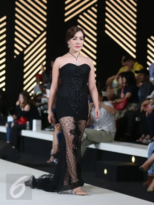 Model berjalan diatas panggung saat ajang Fashio Nation ke-11 yang bertemakan Real Life Real Story persembahan dari Matie France Bodyline di Senayan City, Jakarta, Jumat (14/4). (Liputan6.com/Angga Yuniar)