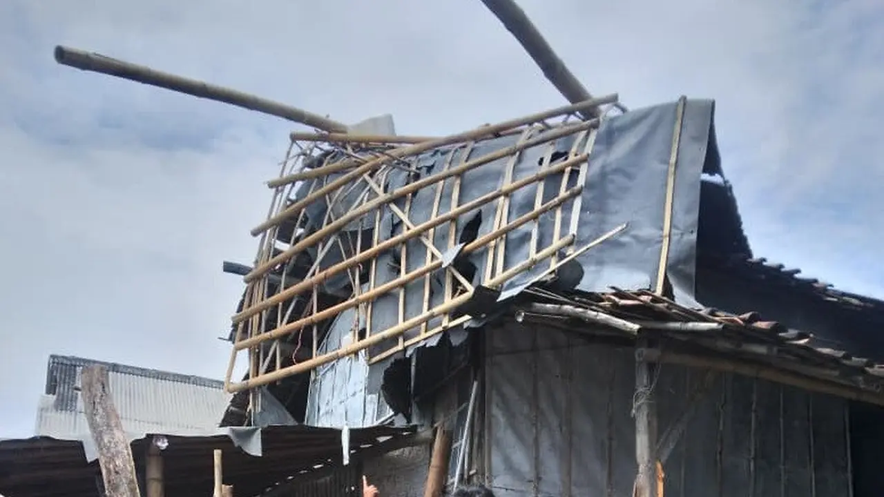 Rumah rusak diterjang Puting Beliung di Kabupaten Situbondo.