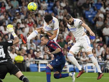 Pemain Real Madrid Karim Benzema (kanan) mencetak gol ke gawang Levante pada pertandingan sepak bola La Liga Spanyol di Stadion Santiago Bernabeu, Madrid, 12 Mei 2022. Real Madrid menang 6-0. (AP Photo/Manu Fernandez)
