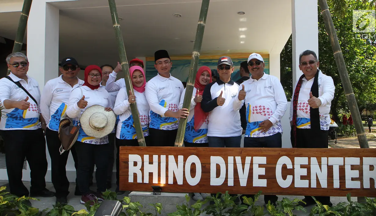 Menteri Pariwisata Arief Yahya (kedua kanan), Wagub Banten Andika Hazrumy (kelima kanan) dan jajaran pemerintah foto bersama pada pembukaan Festival Pesona Tanjung Lesung di Pandeglang, Banten (28/9). (Liputan6.com/HO/Nick)