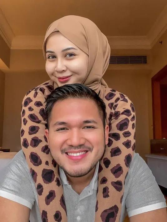 Kesha pun menyadari jika setiap orang memang harus saling menerima kekurangan yang dimiliki pasangannya. "Terus aku tuh 'aduh harus aku lap tanpa rasa marah," tuturnya. (Instagram/kesharatuliu05)