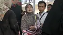 Keluarga korban menangis saat penyerahan jenazah korban KM Zahro di RS Polri, Jakarta, Selasa (3/1). Sebanyak 5 jenazah KM Zahro yang telah teridenfikasi oleh tim DVI Polri diserahkan kepada keluarga korban. (Liputan6.com/Yoppy Renato)