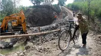 Uji Nyali Warga Sragen Lewati Jembatan Curam Kali Tanggan