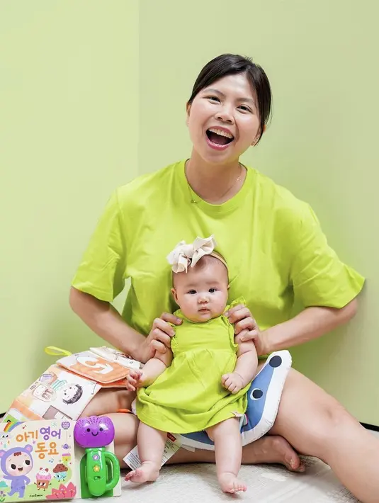 Greysia dan putrinya tampil kompak mengenakan baju warna hijaunya. Greys dengan t shirt, sedangkan si kecil ber dress. [Instagram/@greyspolii]