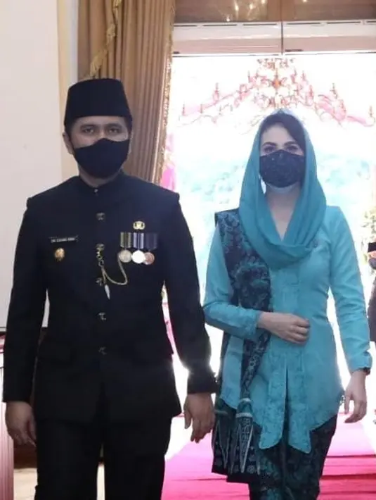 "Yah di rumah biasa. Malah biasanya suaminya suami takut sama saya. Karena begini, suami kalo jenderal, di rumah jadi jenderalnya ibu," terang Arumi Bachsin. (Instagram/arumibachsin_94)