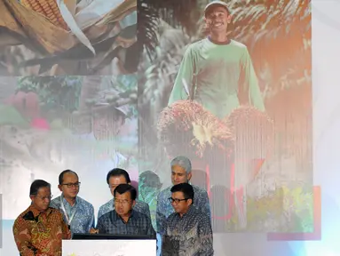 Wakil Presiden Jusuf Kalla (tengah) membubuhkan pesan saat menghadiri pembukaan pertemuan Pisagro, Kadin, ISEI di Jakarta, Senin (23/5/2016). Pertemuan membahas dukungan Implementasi Financial Inclusion untuk Petani. (Liputan6.com/Helmi Fithriansyah)