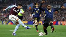 Bek Brasil Lille #04, Alexsandro (kanan), memblokir tembakan dari bek Inggris Aston Villa #19 Jadon Sancho selama pertandingan leg kedua babak 16 besar Liga Europa UEFA antara Aston Villa dan Lille LOSC di Villa Park di Birmingham, Inggris tengah pada 19 Maret 2026. (Darren Staples/AFP)