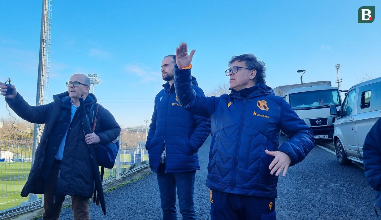 Luk Ilriate (kanan), Direktur Sepak Bola Akar Rumput Real Sociedad menjelaskan tentang fasilitas-fasilitas di Zubieta, kompleks latihan dan akademi Real Sociedad, Jumat (12/1/2024). (Bola.com/Yus Mei Sawitri)