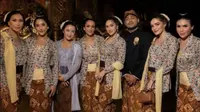 5 Potret Yasmine Wildblood Pakai Kebaya Floral dan Konde Pirang di Pernikahan Keluarga Cendana