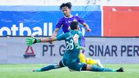 Pemain Persik Kediri, Riyatno Abiyoso, gagal mengecoh kiper Malut United, Dida, saat berhadapan one on one. (Bola.com/Gatot Sumitro)