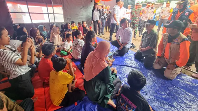 Wapres Gibran Rakabuming Raka meninjau lokasi terdampak banjir di Sukabumi, Jawa Barat, Jumat (6/12/2024).