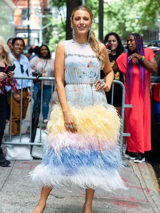 Blake Lively dengan sebuah gaun biru tanpa lengan dan detail bulu di bagian roknya. [Foto: Instagram/hollywood_popculture]