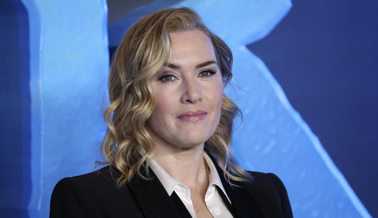 Gaya Kate Winslet Kenakan Blazer Hitam di Acara Film Avatar