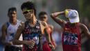 Pejalan cepat Jepang, Satoshi Maruo, saat menyelesaikan lomba nomor jalan cepat 50 kilometer cabang atletik Asian Games XVIII di Senayan, Jakarta, Kamis (29/8/2018). Dirinya finish posisi keempat. (Bola.com/Vitalis Yogi Trisna)