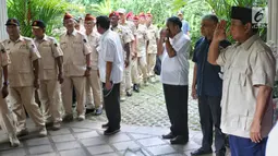 Capres nomor urut 02 Prabowo Subianto (kanan) saat menerima kedatangan Persatuan Purnawirawan Indonesia Raya (PPIR) di Jalan Kertanegara IV, Kebayoran Baru, Jakarta, Kamis (18/4). Para PPIR disambut langsung oleh Prabowo di depan halaman rumahnya. (Liputan6.com/JohanTallo)