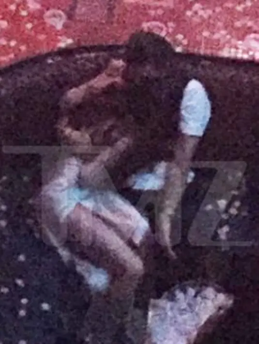 Dilansir dari TMZ, (10/05/16), Selena Gomez dan Orlando Bloom nampak asyik mengobrol. Tak hanya itu, mereka saling mesra dan memeluk bahkan berciuman didepan publik. (viatmz/Bintang.com)