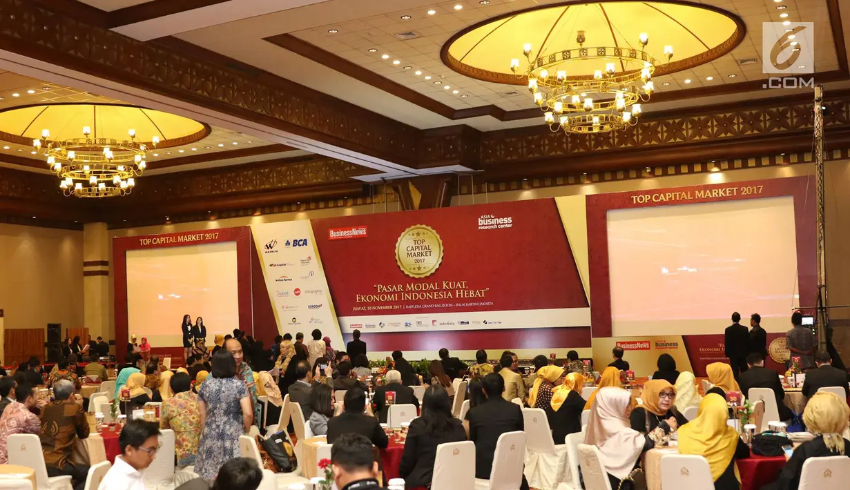 Suasana acara Top Capital Market 2017 di Jakarta, Jumat (10/11). SCMA memperoleh penghargaan sebagai perusahaan terbuka terbaik di sektor advertising, percetakan, dan media dalam Top Emiten 2017. (Liputan6.com/Immanuel Antonius)