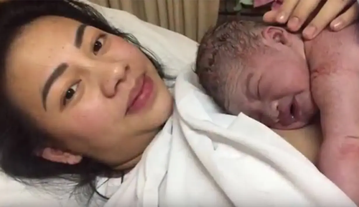 Kezia Karamoy mengumumkan kelahiran anak pertamanya lewat sebuah vlog yang diunggahnya di akun Youtube, Minggu(5/11/2017). (Instagram/itskeziakaramoy)