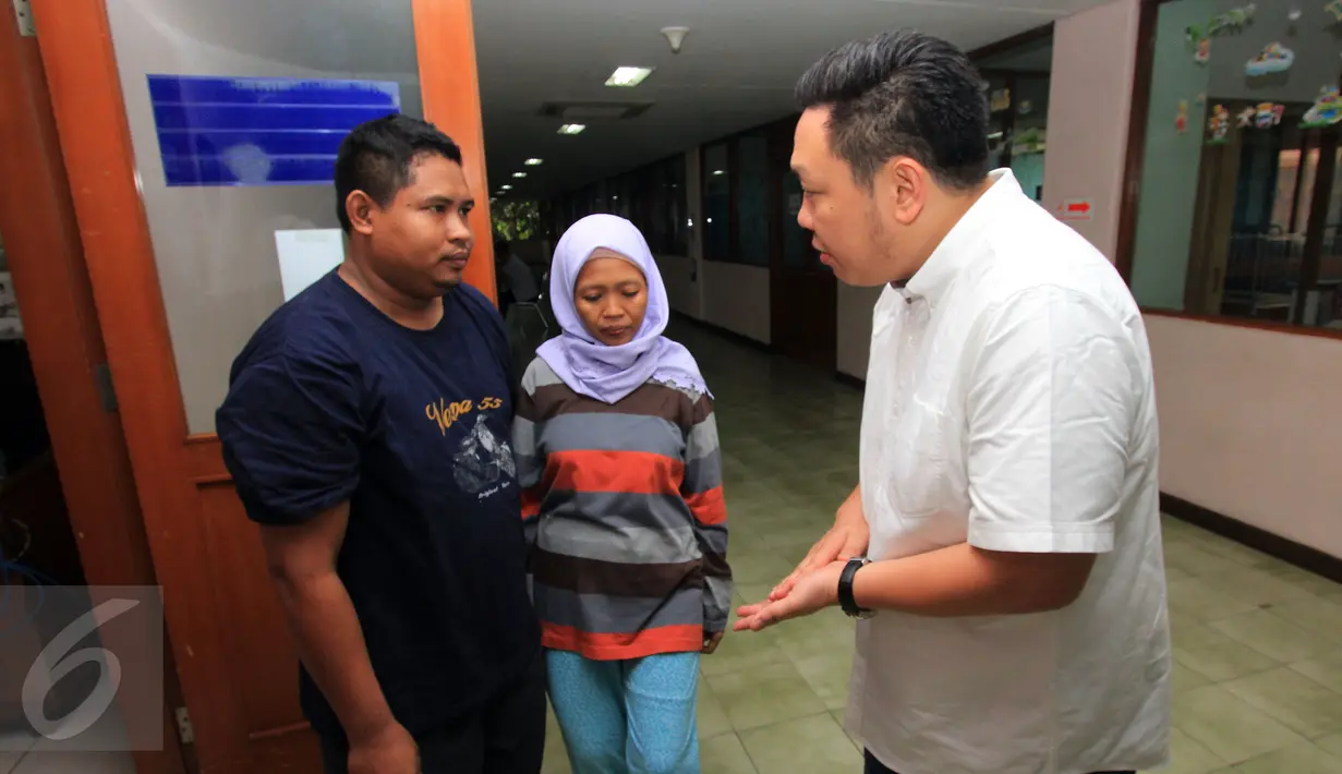 Charles Honoris berbincang dengan orang tua bayi penderita usus bocor di RS Husada, Jakarta Barat, Sabtu (11/6).Kedua orang tua bayi, Jamroni dan Warmiyati hanya bekerja sebagai pemulung dan tak mampu membiayai operasi anaknya. (Liputan6.com/Johan Tallo)