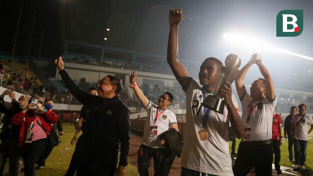 Foto: Bima Sakti dan Timnas Indonesia U-16 Kasih Kado Trofi Juara Piala AFF U-16 2022 untuk Kemerdekaan RI
