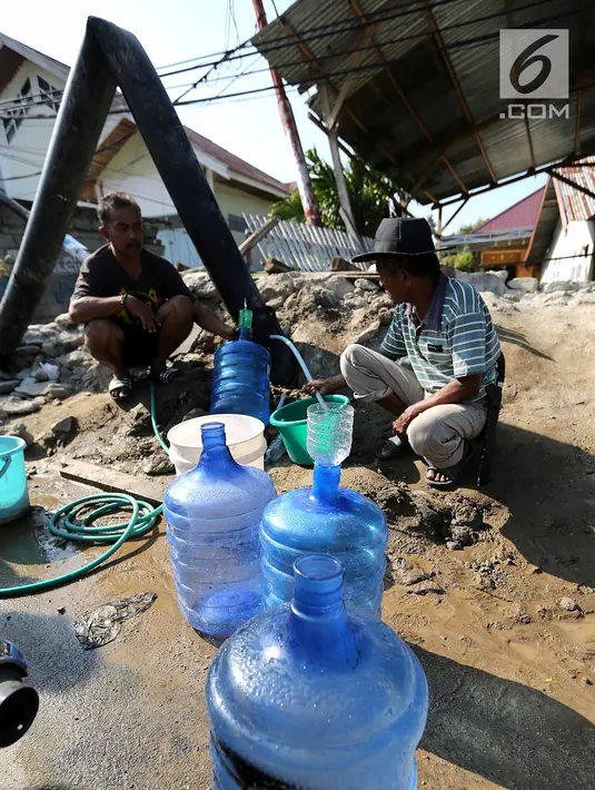 Warga antre memanfaatkan air bersih dari kebocoran pipa PDAM di Jalan Lagarutu, Palu Sulawesi Tengah, Rabu (3/10). Pasca gempa tsunami warga sekitar belum mendapatkan pasokan makanan dan air bersih. (Liputan6.com/Fery Pradolo)