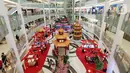 Suasana dekorasi sambut Tahun Baru China di Pluit Village Jakarta Utara (23/02/2022). Dekorasi yang didominasi warna merah dihiasi dengan tampilan bunga Meihua dan patung macan menandakan sebagai tahun macan tanah. (Liputan6.com/Fery Pradolo)