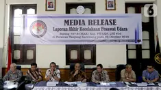 Suasana keterangan pers mengenai investigasi kecelakaan pesawat Lion Air JT 610 di Kantor KNKT, Jakarta Pusat, Jumat (25/10/2019). KNKT menemukan sembilan faktor yang berkontribusi dalam kecelakaan pesawat Lion Air JT 610 pada 29 Oktober 2018 di Tanjung Karawang. (Liputan6.com/Johan Tallo)