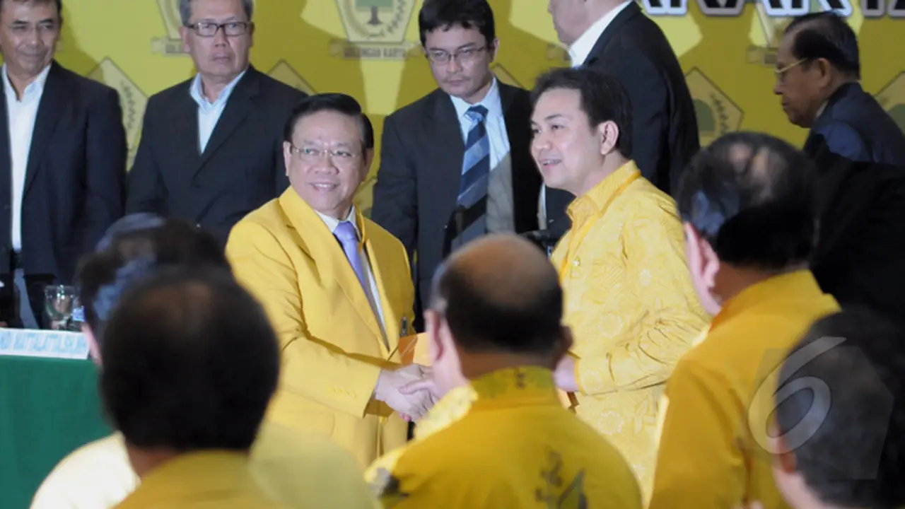 Senyum Kemenangan Agung Laksono