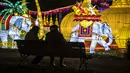 Pengunjung menikmati keindahan lentera raksasa dalam Festival Lentera Gaillac di Taman Foucaud, Gaillac, Prancis, Rabu (12/12). Festival ini juga menandai berakhirnya perayaan untuk periode Tahun Baru China. (ERIC CABANIS/AFP)