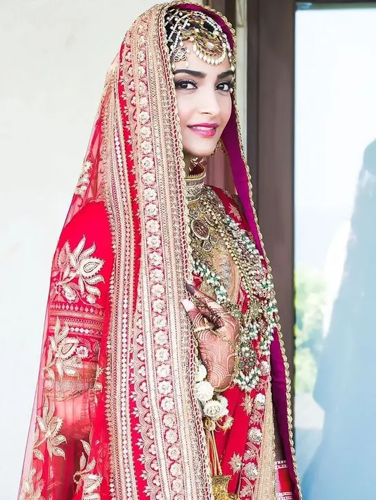 Pada pernikahan tersebut, aktris kelahiran 9 Juni 1985 itu tampil cantik dengan mengenakan lehenga rancangan Anuradha Vakil. (Foto: instagram.com/instantbollywood)