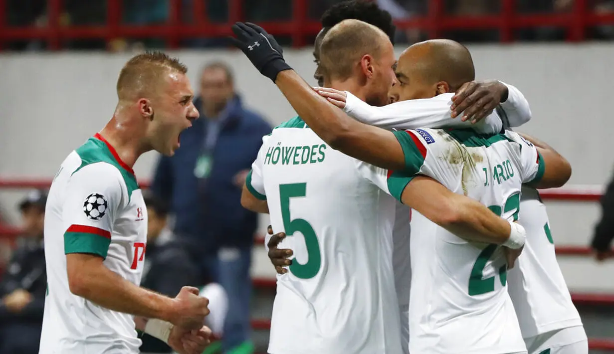 Para pemain Lokomotiv Moscow merayakan gol yang dicetak oleh Aleksei Miranchuk ke gawang Juventus pada laga Liga Champions di RZD Arena, Rabu (6/11). Lokomotiv Moscow takluk 1-2 dari Juventus. (AP/Pavel Golovkin)