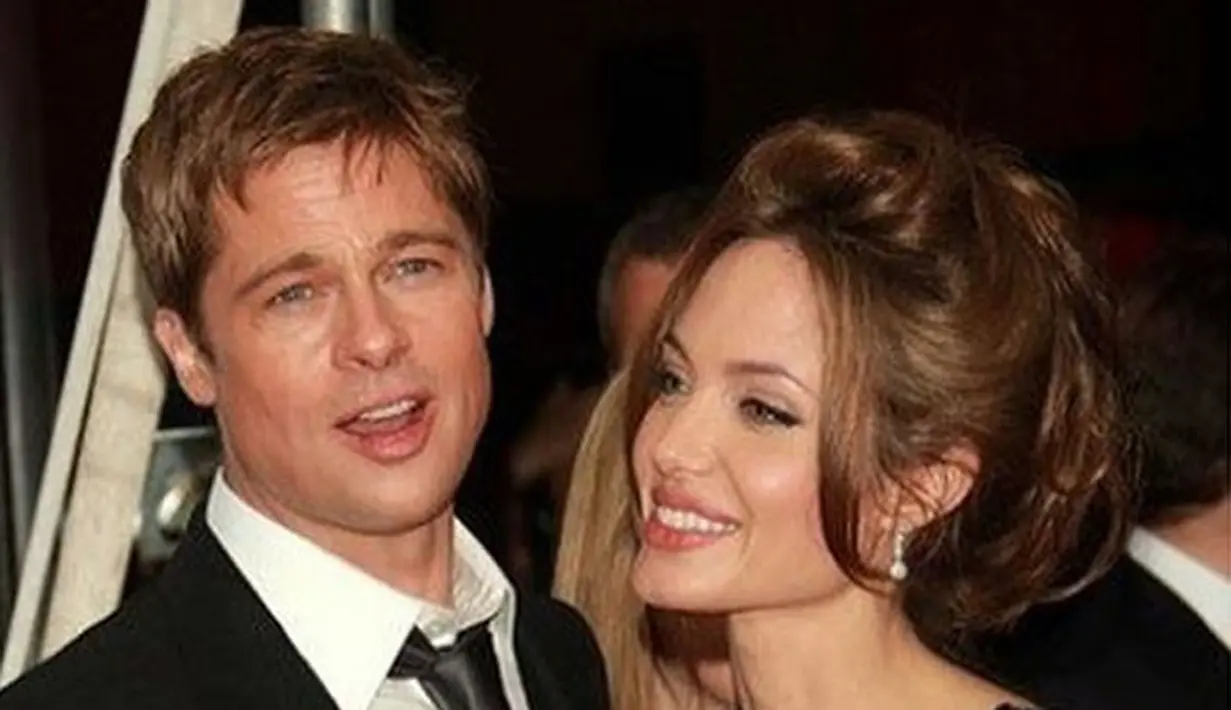 Angelina Jolie dan Brad Pitt sepertinya tak akan berhenti menjadi sorotan masyarakat. Apalagi setelah Jolie menggugat cerai Pitt, kini muncul berbagai versi berita yang tak diragukan kebenarannya. (Instagram/Brangelinanews)