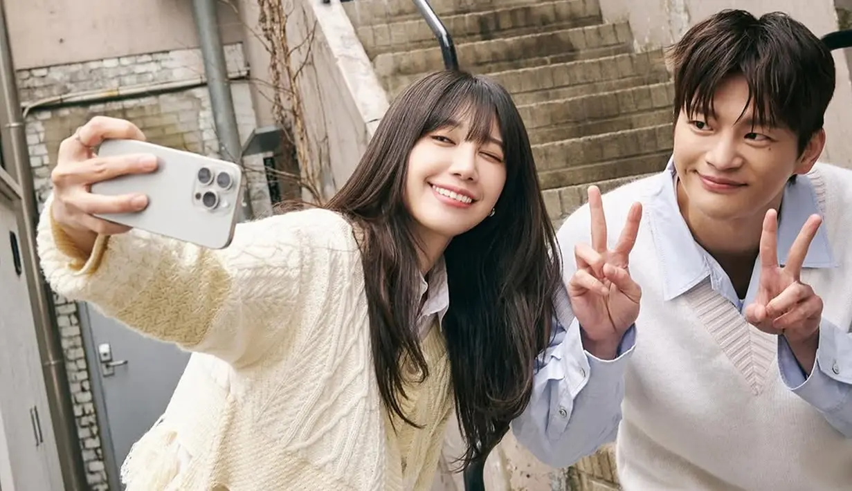 Foto dan video yang romantis dan bikin nostalgia membangkitkan kenangan indah bagi penggemar yang masih ingat chemistry luar biasa mereka di drama populer 'Reply 1997'. Hal ini semakin memperkuat chemistry mereka yang sudah terbangun sejak bertahun-tahun lalu. (Liputan6.com/IG/@epmusic.official)