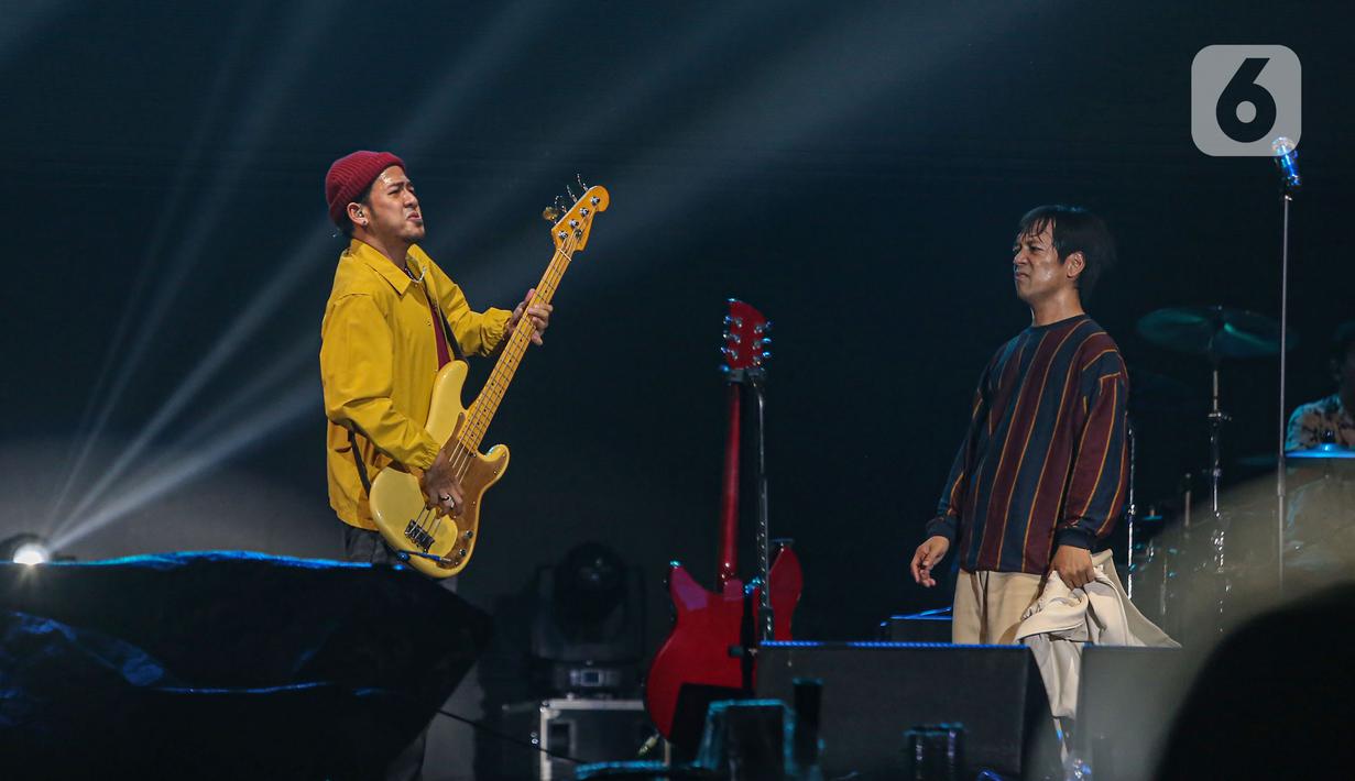 Grup band D'Masiv menghibur penonton Titik Kumpul Festival 2024 di Stadion Madya GBK, Jakarta Pusat, Sabtu (27/4/2024). (Liputan6.com/Angga Yuniar)
