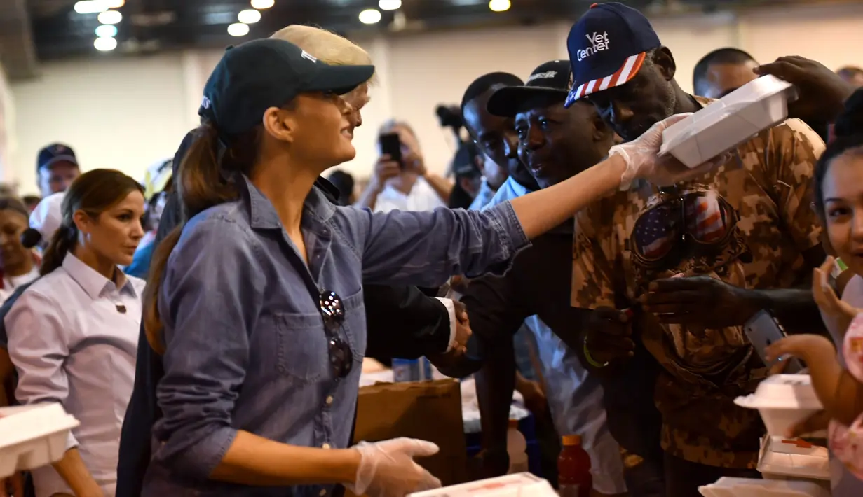 Ibu negara AS, Melania Trump membagikan makanan kepada korban Badai Harvey di NRG Center di Houston (2/9). Kerusakan yang ditimbulkan Badai Harvey dapat telan biaya US$ 160 miliar atau sekitar Rp 2.135 triliun. (AFP Photo/Nicholas Kamm)