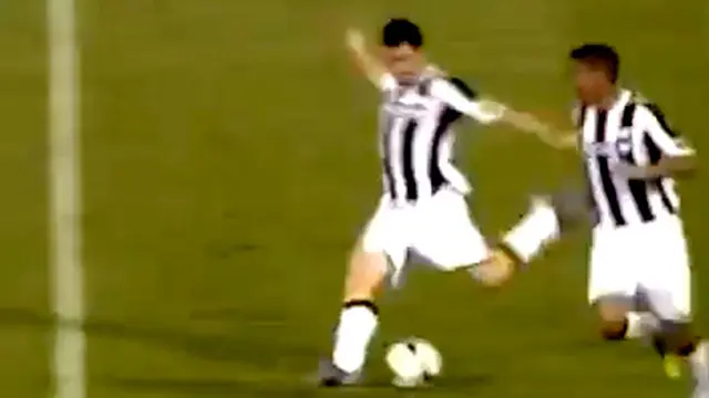 Gol Fantastis Andrea Lazzarri dari Titik Tengah