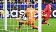 Momen striker PSG Ousmane Dembele mencetak gol ke gawang Bayer Leverkusen pada ajang Liga Champions. (INA FASSBENDER / AFP)