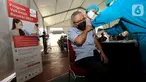 Peserta saat mengikuti vaksinasi di sentra vaksinasi booster Prudential Indonesia di RPTRA Taman Mandala, Jakarta, Senin (21/02/2022). Sentra vaksinasi booster ini dibuka untuk masyarakat umum berdomisili DKI Jakarta mulai 21 Februari hingga 21 Maret 2022. (Liputan6.com/HO/Bon)