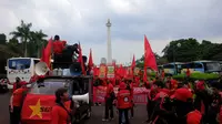 Puluhan ribu buruh mulai menyerbu kawasan Monumen Nasional (Monas). (Nafiysul Qodar/Liputan6.com)