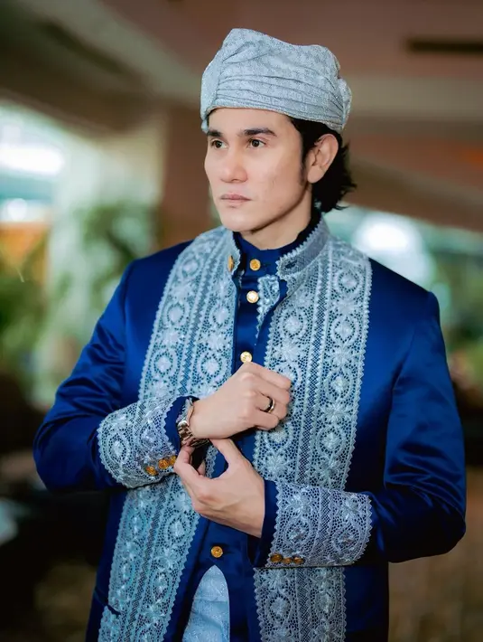 Suami Marshha Timothy ini ikut berpakain Minang untuk mendalami peran yang diambilnya itu.