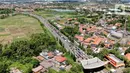 <p>Foto udara memperlihatkan kemacetan yang terjadi dalam Tol Tangerang-Merak, Banten, Jumat (29/4/2022). Kemacetan sepanjang 7 Kilometer mengular hingga ke dalam tol akibat lonjakan pemudik yang hendak menyeberang ke Pulau Sumatera melalui Pelabuhan Merak. (Liputan6.com/Angga Yuniar)</p>