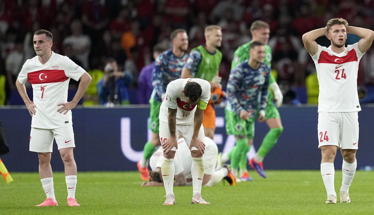 Reaksi kecewa para pemain Timnas Turki setelah kalah 1-2 dari Timnas Belanda usai berakhirnya laga perempatfinal Euro 2024 di Olympiastadion, Berlin, Jerman, Sabtu (6/7/2024). (AP Photo/Antonio Calanni)