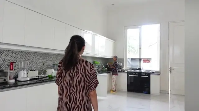 Putihnya Bikin Tenang: Dominasi Warna Dapur Della Puspita