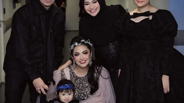 Penampilan Aurel Hermansyah dan Amora Lemos, credit:  (@krisdayantilemos)