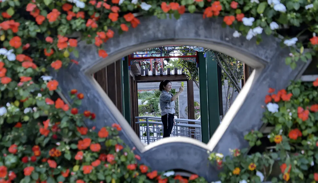 Seorang wanita mengunjungi Beijing Garden Expo Park di Distrik Yanqing, Beijing, China, 17 September 2020. (Xinhua/Li Xin)