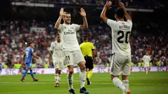 Gelandang Real Madrid, Gareth Bale (kiri) berselebrasi dengan rekannya Marco Asensio setelah mencetak gol ke gawang Getafe pada lanjutan La Liga Spanyol di stadion Santiago Bernabeu, Madrid, (19/8). Madrid menang 2-0 atas Getafe. (AP Photo/Andrea Comas)