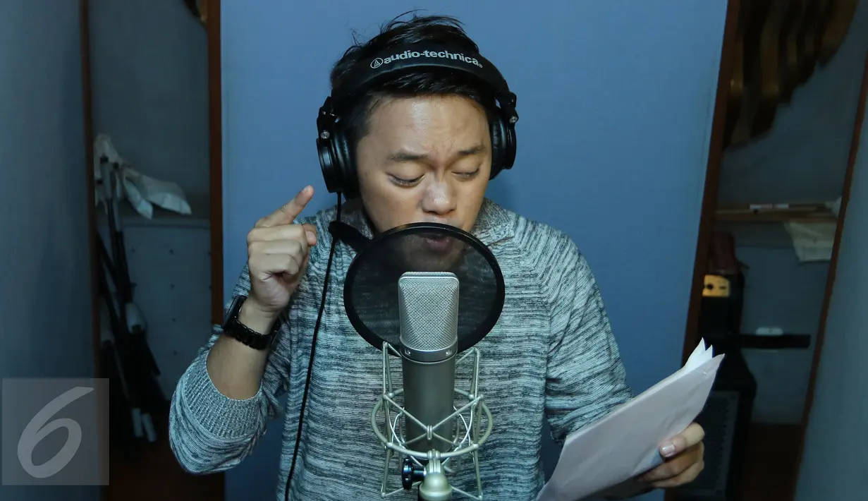 Juara D'Academy Asia, Danang saat melakukan rekaman singel terbarunya, Jakarta, Kamis (14/1/2016) Singel terbaru Danang adalah lagu pemberian dari musisi Malaysia Pak Ngah sebagai hadiah juara 1  D'Academy Asia. (Liputan6.com/Herman Zakharia)