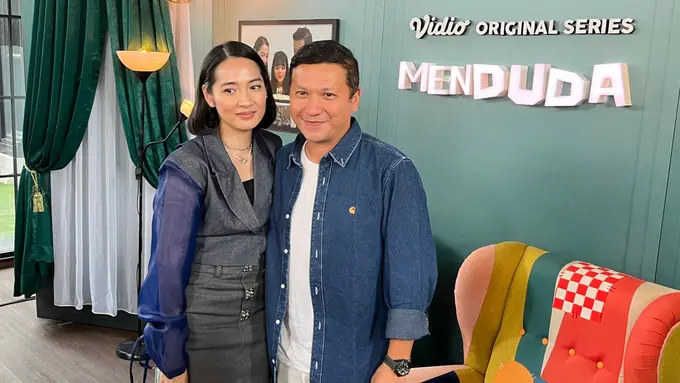 Niken Anjani dan Gading Marten di press release untuk original series terbarunya, 'Menduda', di Home by Moonshine, Sampoerna Strategic Square, Jakarta (Fimela.com/Doc/Rianti Fitri Wulandari)